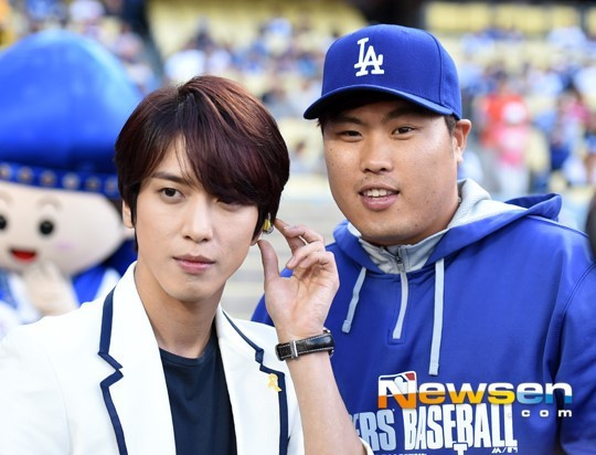 CNBlue鄭容和美國(guó)棒球賽場(chǎng)唱響國(guó)歌 帥氣英姿引眾人追捧（組圖）