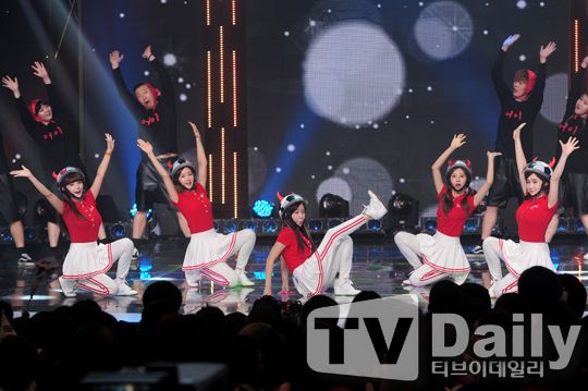 2014世界杯應(yīng)援演出舉行 EXO-K A pink等眾星激情獻(xiàn)唱（組圖）