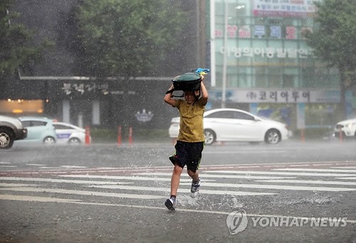 大田突降暴雨。