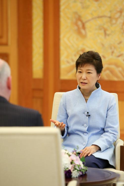 調(diào)查：對樸槿惠執(zhí)政情況消極評價比率首超積極評價