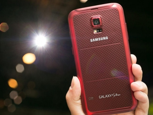 三星S5改款機(jī)Galaxy S5 Sport，主打運(yùn)動(dòng)功能