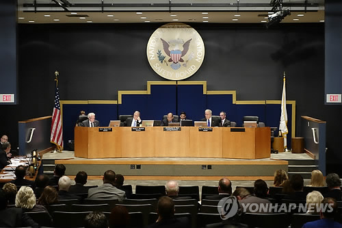 美國(guó)國(guó)家運(yùn)輸安全委員會(huì)（NTSB）24日在華盛頓舉行聽(tīng)證會(huì)，公布了去年7月發(fā)生的韓亞空難的調(diào)查報(bào)告。(韓聯(lián)社）