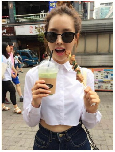 李多海拍戲不忘逛街 熱褲短衫凸顯窈窕腰線