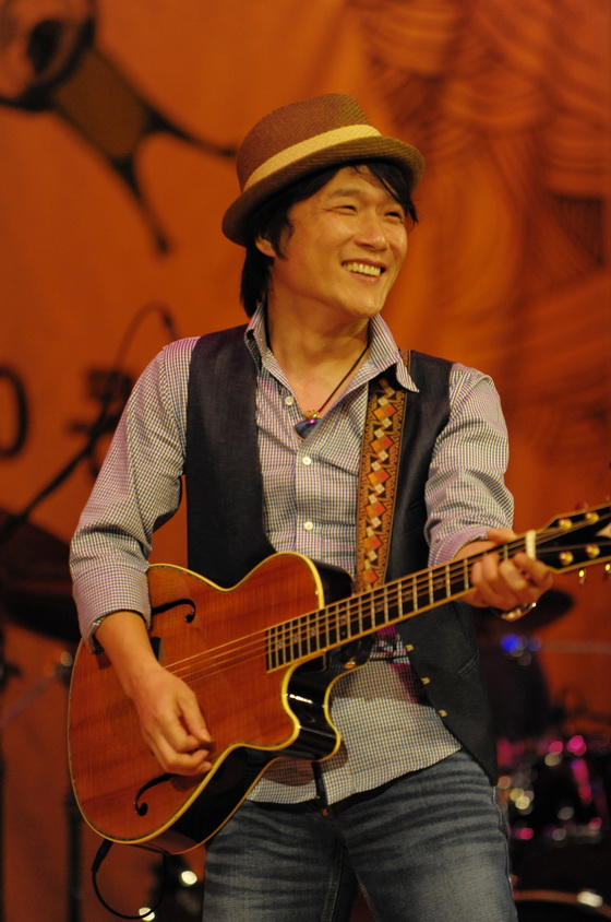 安致煥在2014年鳳凰臺音樂廣場上的激情表演。《人比花美》獲得觀眾們的熱烈歡呼。