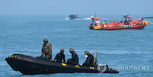 資料圖片：6月5日，官民軍救援隊(duì)在事發(fā)海域進(jìn)行搜救工作。（韓聯(lián)社）