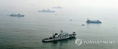 11日，官民軍救援隊(duì)在“世越號(hào)”事故海域展開(kāi)搜索工作。（圖片來(lái)源：韓聯(lián)社）