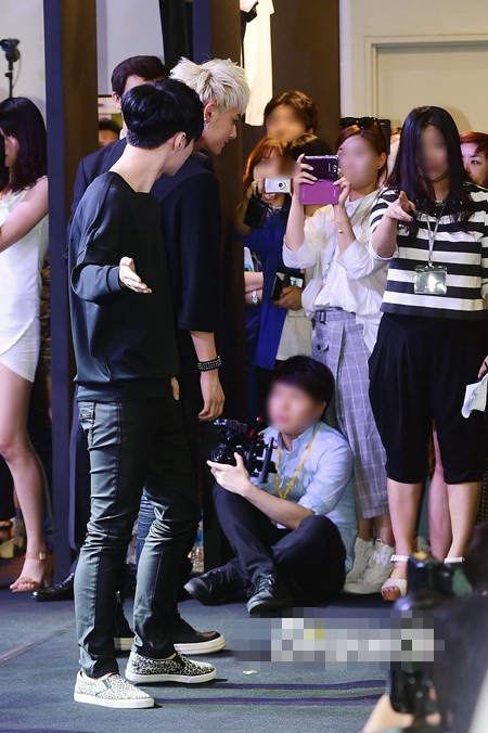 EXO出席“Fashion Kode 2014”時(shí)尚秀 Tao、Kai演繹另類“T臺秀”（組圖）