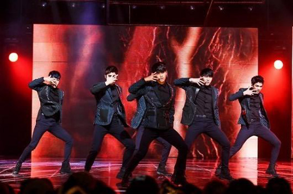 韓國偶像男團VIXX首場演唱會引萬名歌迷火爆助陣（組圖）