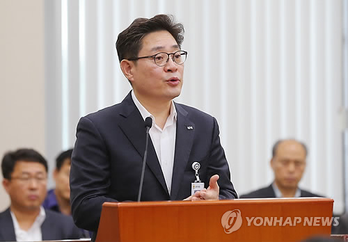 韓國國立科學搜查研究院院長徐中錫24日出席國會安全行政委員會全體會議，回答提問。（韓聯社）