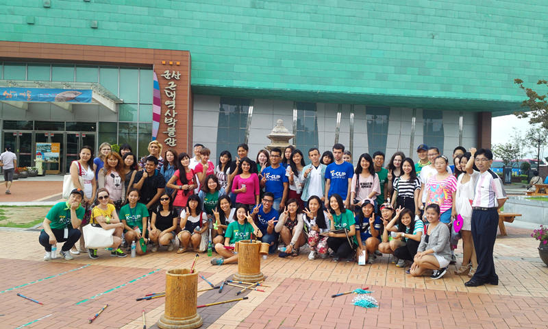 海外大學(xué)生們?cè)谌荷绞薪鷼v史博物館前合影留念