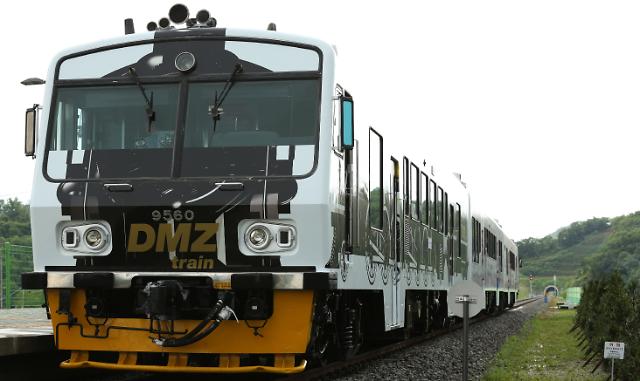 首爾至江原道鐵原的旅游列車“和平列車--非軍事區(qū)(DMZ)火車”首次投入運行。（圖片來源：亞洲經(jīng)濟）