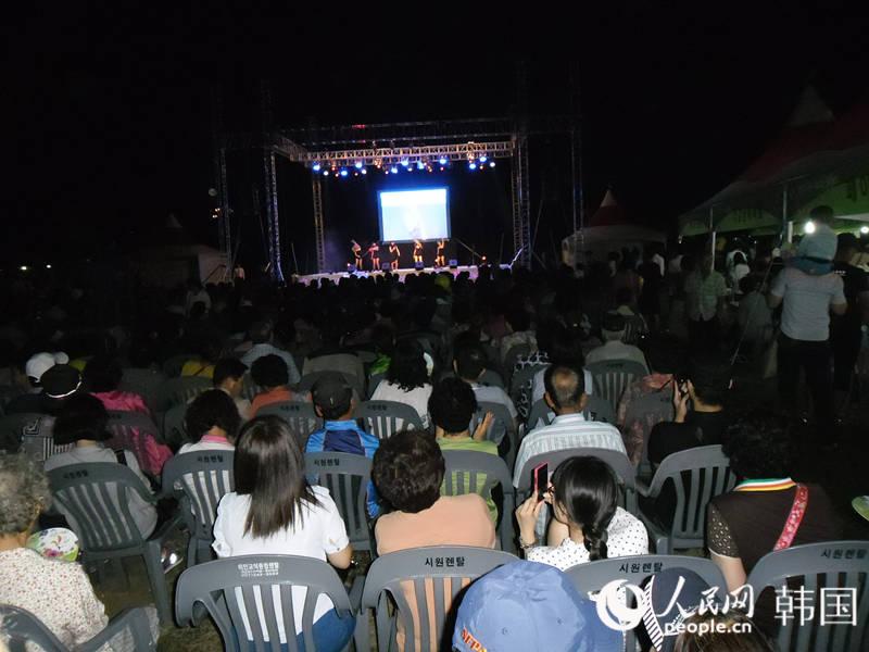 慶州市民和游客觀看了開幕式演出 盡情享受歡樂時(shí)光 消解仲夏夜的酷暑