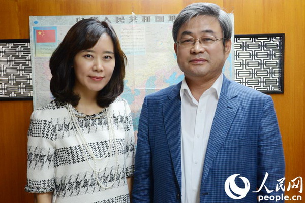 李泰桓主任（右）與人民網(wǎng)記者合影。