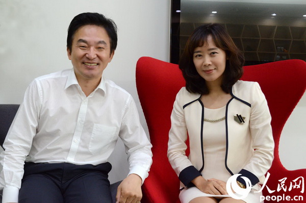 濟(jì)州島道知事元喜龍（左）