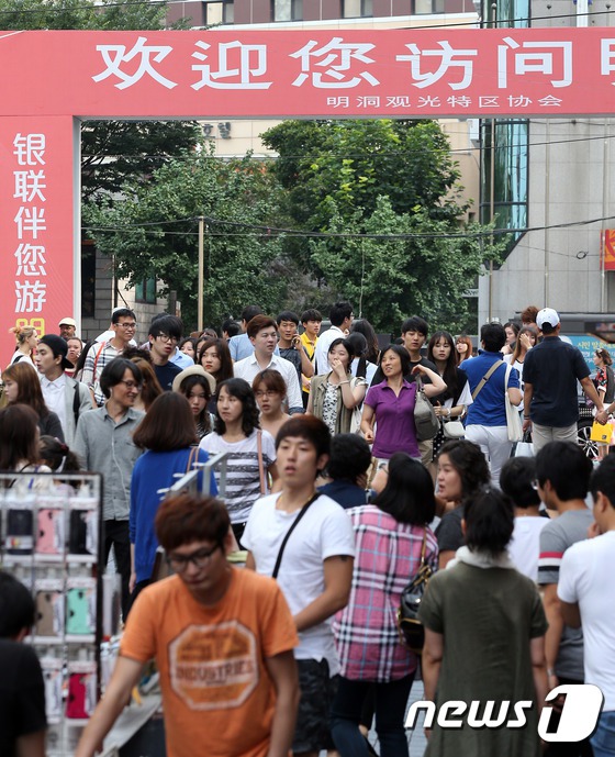 中秋將至首爾明洞迎來(lái)大批中國(guó)游客（組圖）