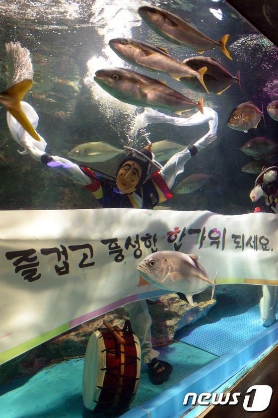 喜迎中秋 水中民俗秀將亮相63大廈水族館