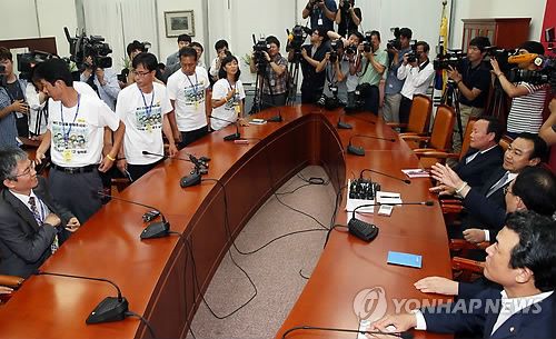 韓國(guó)執(zhí)政黨和遇難者遺屬1日在國(guó)會(huì)舉行了討論“世越號(hào)特別法”立法事宜的第三次會(huì)談，雙方分歧大，會(huì)議開(kāi)始后僅30分鐘遺屬們中途退場(chǎng)。（圖片來(lái)源：韓聯(lián)社）