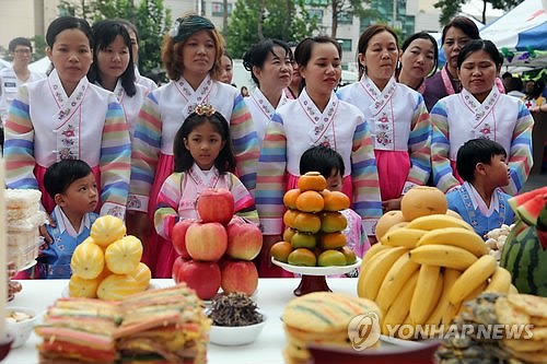 在韓外籍居民體驗中秋節(jié)文化 穿韓服學韓禮不亦樂乎(組圖)