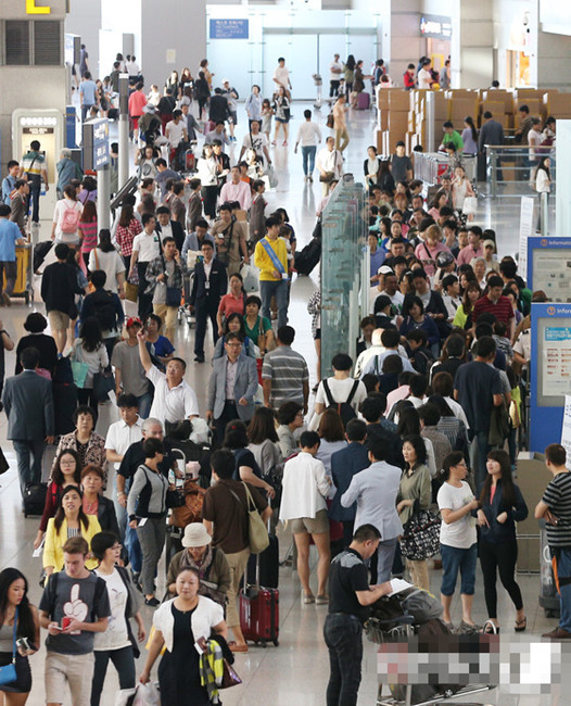 中秋將至 仁川機(jī)場迎韓國人出國旅游熱潮（組圖）