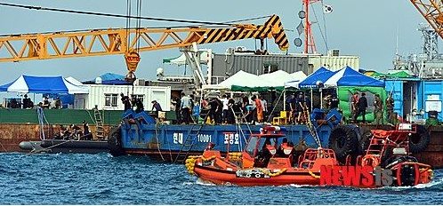 4月16日，載有476人的“世越號(hào)”客輪在韓國(guó)西南部海上發(fā)生浸水事故后沉沒(méi)，此事故造成294人死亡，至今仍有10人下落不明。