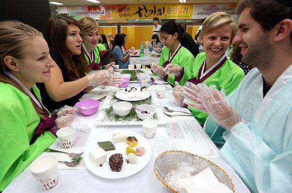 迎中秋 在韓外國(guó)人體驗(yàn)傳統(tǒng)游戲制作傳統(tǒng)美食（組圖）