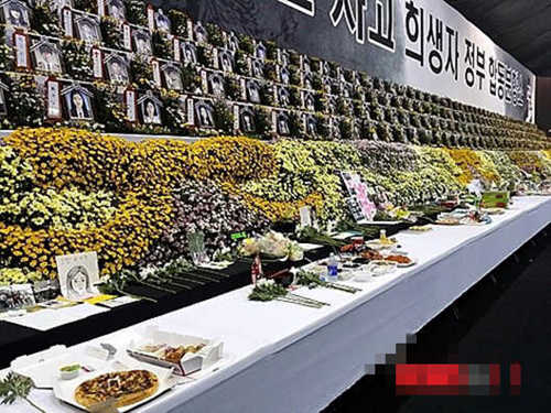 “世越號(hào)”沉沒(méi)后首個(gè)中秋節(jié) 遺屬為逝者祈禱冥福（組圖）