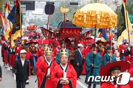 御駕隊(duì)伍從德壽宮出發(fā)，向社稷壇進(jìn)發(fā)。