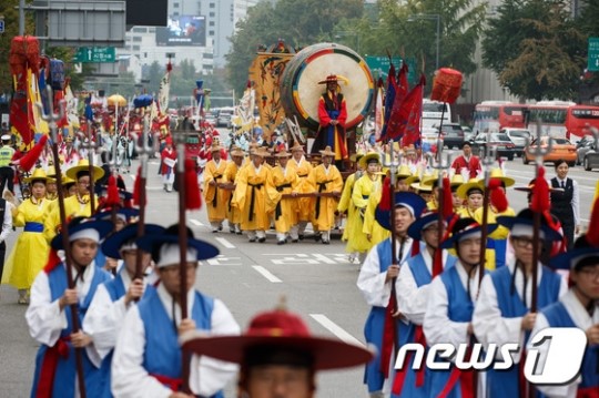 韓國首爾舉行“社稷大祭”重現(xiàn)朝鮮時(shí)代祈福儀式(組圖)
