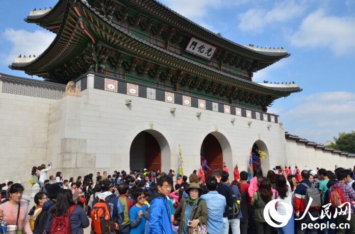 首爾景福宮的正門——光化門前擠滿中國游客。 （攝影：裴埈基）