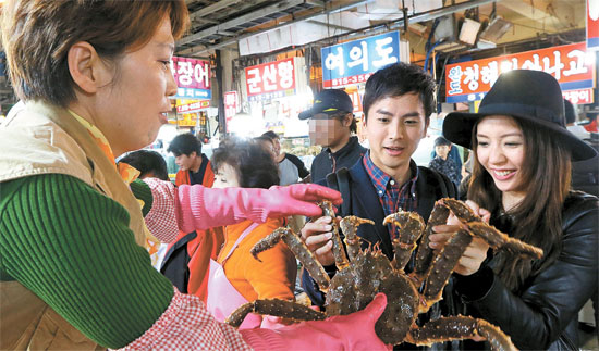 一對(duì)中國(guó)夫婦正在鷺梁津水產(chǎn)市場(chǎng)買蟹（圖片來源：中央日?qǐng)?bào)）