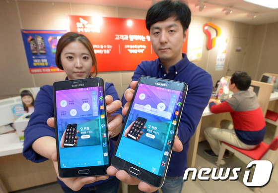三星Galaxy Note Edge手機(jī)面市 曲面?zhèn)绕猎O(shè)計成亮點(diǎn)（組圖）