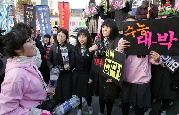 高考成功 金榜題名——韓國果農(nóng)收獲帶好彩頭文字的蘋果【組圖】