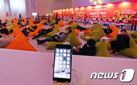 iPhone6“襲”韓 運(yùn)營(yíng)商攜手“果粉”熱情迎接（組圖）