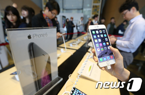 iPhone6“襲”韓 運(yùn)營商攜手“果粉”熱情迎接（組圖）