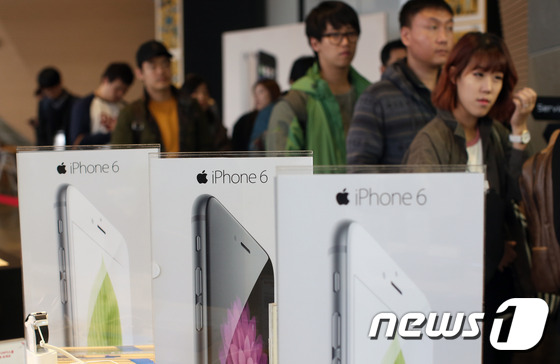 iPhone6“襲”韓 運(yùn)營商攜手“果粉”熱情迎接（組圖）