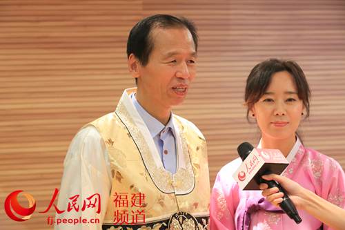 韓國江原道知事崔文洵接受人民網專訪。人民網韓國公司總經理（右1）周玉波擔任翻譯。鄒家驊 攝
