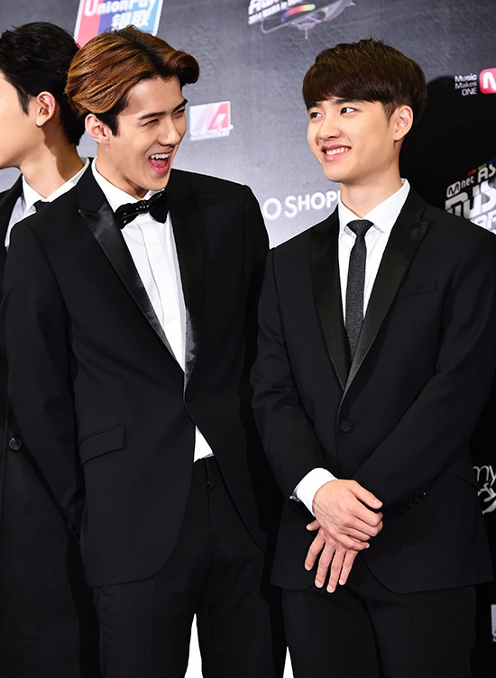 exo及winner亮相“2014MAMA”記者會 suho表示期待獎(jiǎng)項(xiàng)世勛忙聊天（組圖）