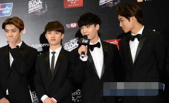 exo及winner亮相“2014MAMA”記者會(huì) suho表示期待獎(jiǎng)項(xiàng)世勛忙聊天（組圖）