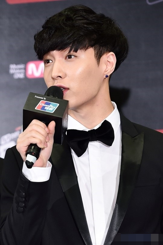 exo及winner亮相“2014MAMA”記者會(huì) suho表示期待獎(jiǎng)項(xiàng)世勛忙聊天（組圖）