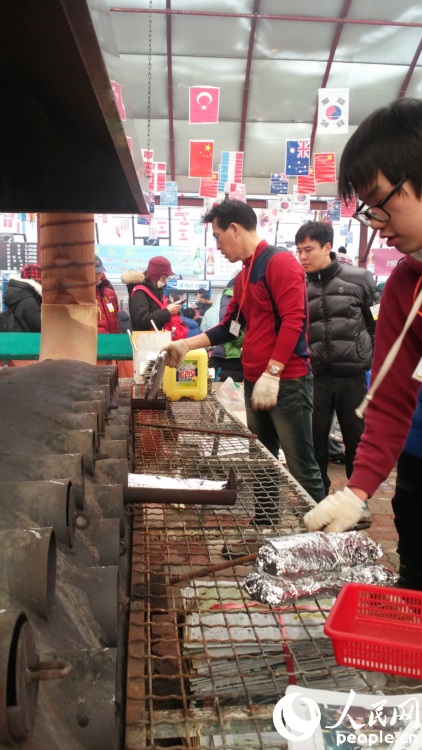 韓國平昌鱒魚節(jié)開幕 雪地冰釣樂趣無窮