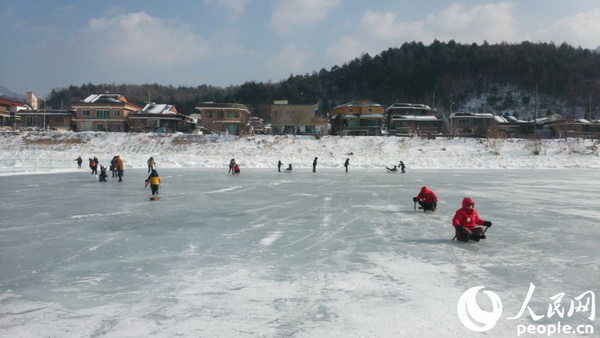韓國平昌鱒魚節(jié)開幕 雪地冰釣樂趣無窮