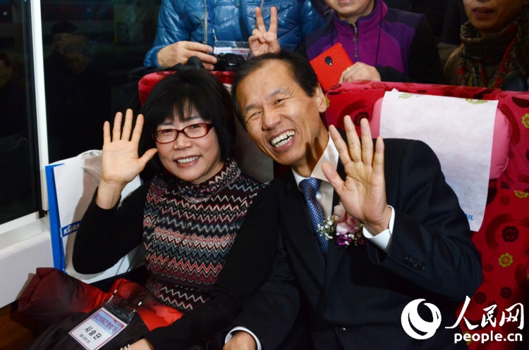 江原道知事崔文洵和旅客乘坐旌善阿里郎列車(chē)。
