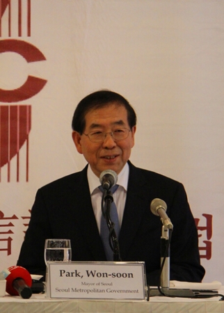 圖為樸元淳市長21日招待會上接受記者采訪。攝影 萬宇