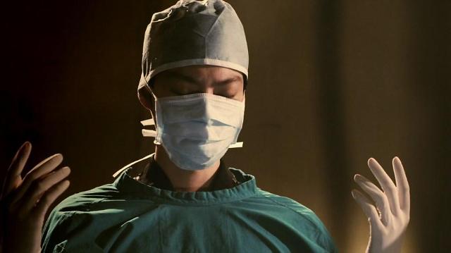 韓劇《Blood》預(yù)告公開 安宰賢血管爆出變身吸血鬼（組圖）