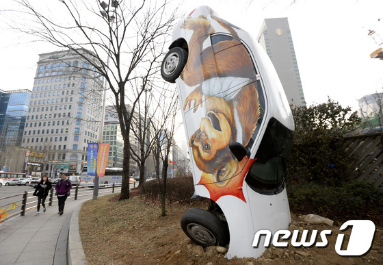 汽車“倒插”首爾市區(qū) 提醒市民安全駕駛【組圖】