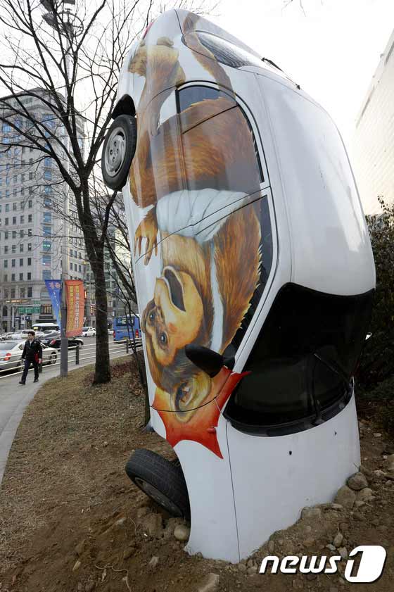 汽車“倒插”首爾市區(qū) 提醒市民安全駕駛【組圖】