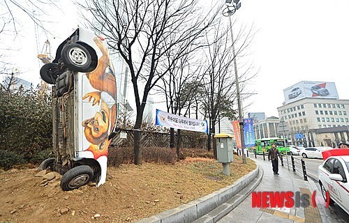 汽車“倒插”首爾市區(qū) 提醒市民安全駕駛【組圖】