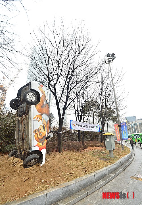 汽車“倒插”首爾市區(qū) 提醒市民安全駕駛【組圖】