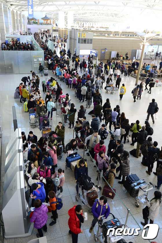 春節(jié)赴海外韓國游客大增 仁川機(jī)場迎出境高峰【組圖】