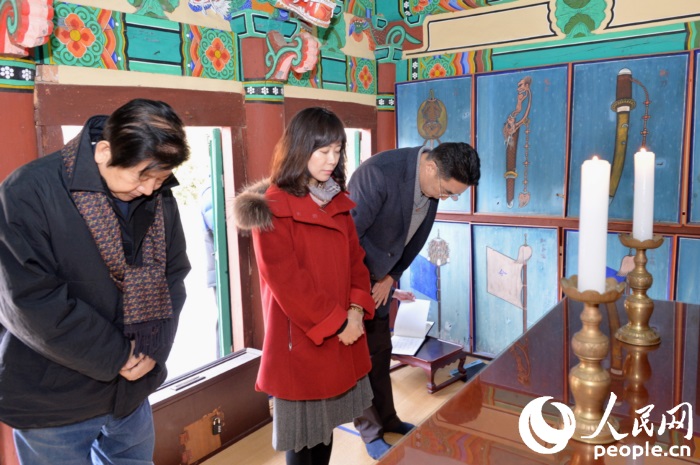 鄧子龍將軍紀(jì)念事業(yè)會(huì)會(huì)長(zhǎng)、南?？な貥阌⒁唬ㄓ遥┖腿嗣窬W(wǎng)韓國(guó)新聞分社負(fù)責(zé)人周玉波（中）在忠烈祠中參拜先烈。